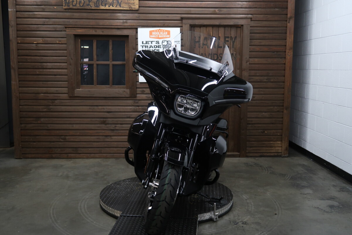 2025 Harley-Davidson Street Glide Ultra VIVID BLACK W/ PINSTRIPE - Photo 7