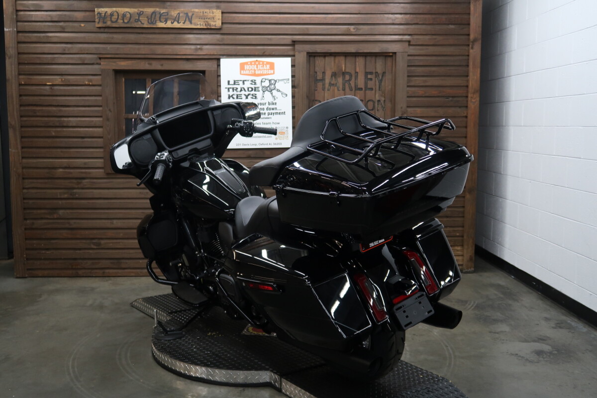 2025 Harley-Davidson Street Glide Ultra VIVID BLACK W/ PINSTRIPE - Photo 4