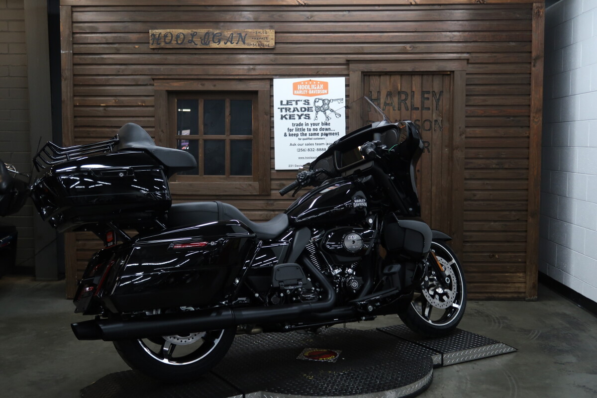 2025 Harley-Davidson Street Glide Ultra VIVID BLACK W/ PINSTRIPE - Photo 2