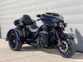 2025 Harley-Davidson<sup>®</sup> Tri Glide<sup>®</sup> Ultra Vivid Black - Black Finish thumb 3