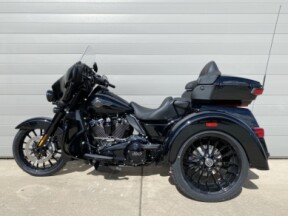 2025 Harley-Davidson<sup>®</sup> Tri Glide<sup>®</sup> Ultra Vivid Black - Black Finish thumb 1