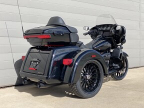 2025 Harley-Davidson<sup>®</sup> Tri Glide<sup>®</sup> Ultra Vivid Black - Black Finish thumb 2