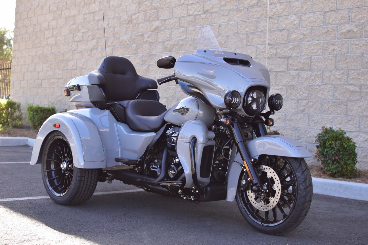 2025 Harley-Davidson Tri Glide Ultra FLHTCUTG - Photo 2