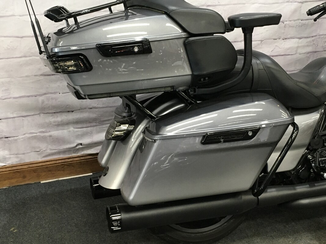 2019 Harley-Davidson CVO Limited Magnetic Gray Fade FLHTKSE - Photo 2