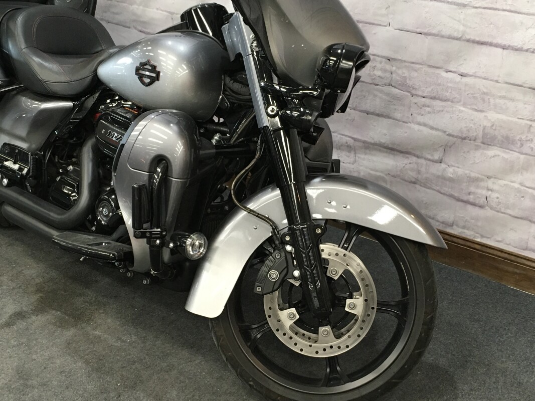 2019 Harley-Davidson CVO Limited Magnetic Gray Fade FLHTKSE - Photo 4