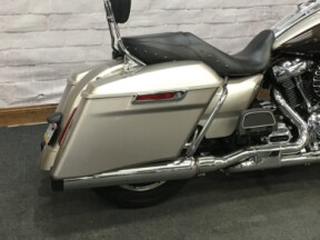 2018 Harley-Davidson® Road King® Silver Fortune/Sumatra Brown FLHR thumb 3