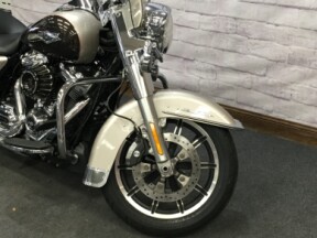 2018 Harley-Davidson® Road King® Silver Fortune/Sumatra Brown FLHR thumb 1