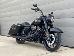 2025 Harley-Davidson<sup>®</sup> Road King<sup>®</sup> Special Vivid Black - Black Finish thumb 3