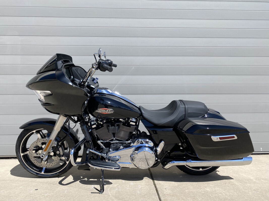 2025 Harley-Davidson<sup>®</sup> Road Glide® Black