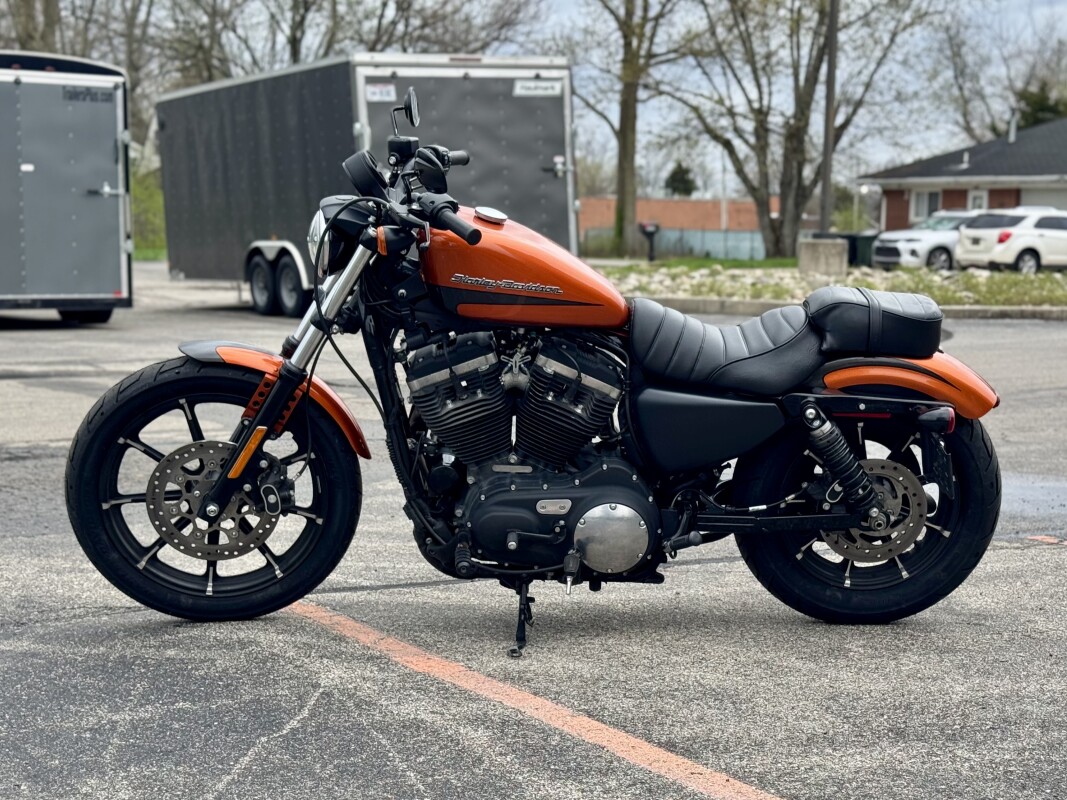 2020 Harley-Davidson<sup>®</sup> Iron 883<sup>™</sup> Scorched Orange/Silver Flux