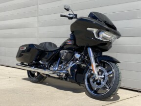 2025 Harley-Davidson<sup>®</sup> Road Glide® Black thumb 3