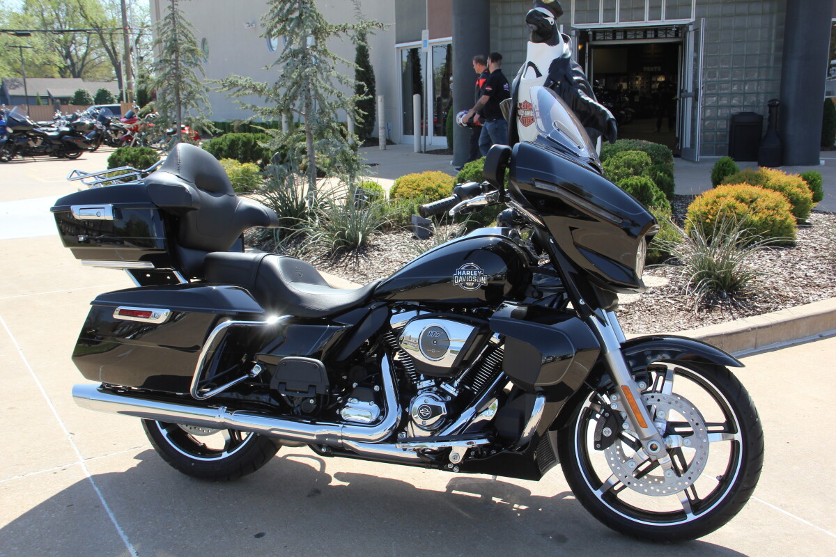 2025 Harley-Davidson Street Glide Ultra Vivid Black - Photo 4