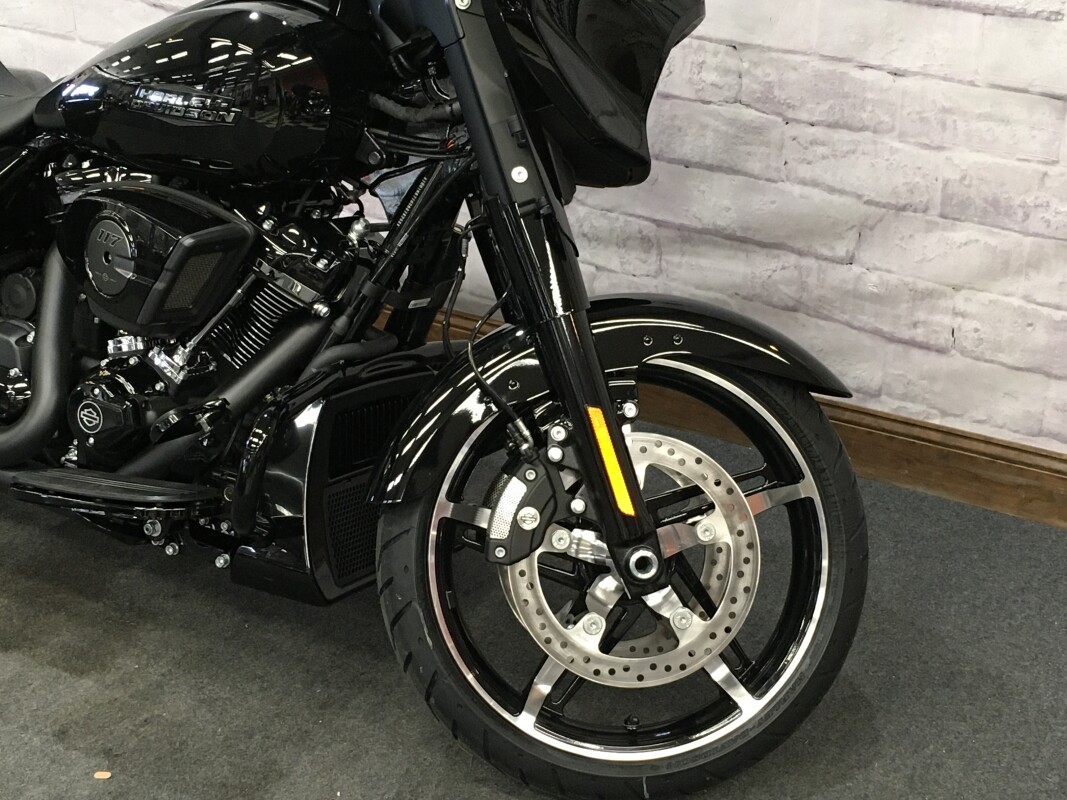 2025 Harley-Davidson Street Glide Vivid Black FLHX - Photo 4
