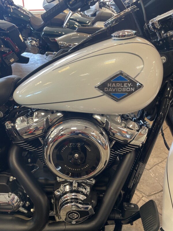 2025 Harley-Davidson Heritage Classic FLHC WHITE ONYX PEARL - Photo 2