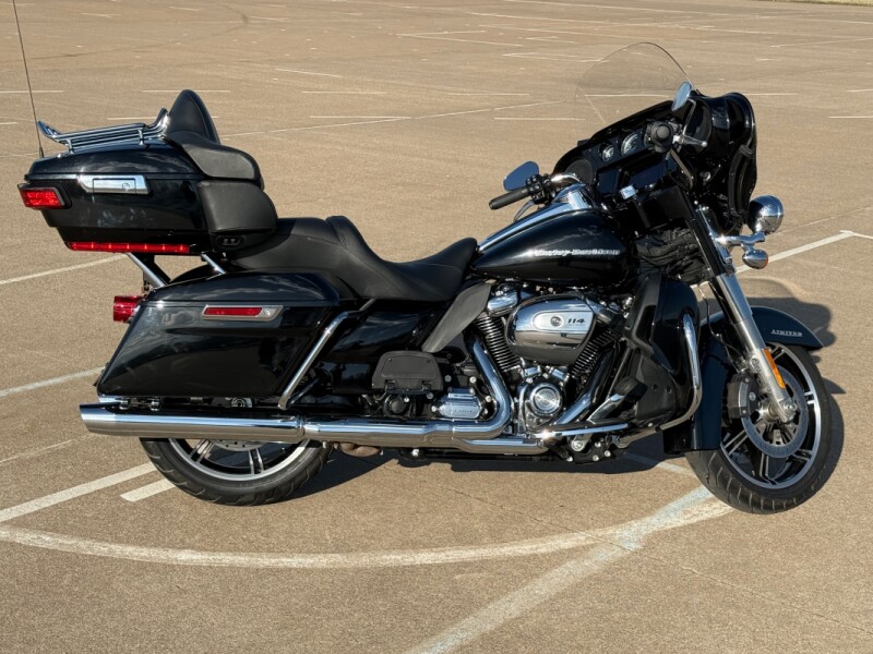 2021 Harley-Davidson<sup>®</sup> Ultra Limited Vivid Black