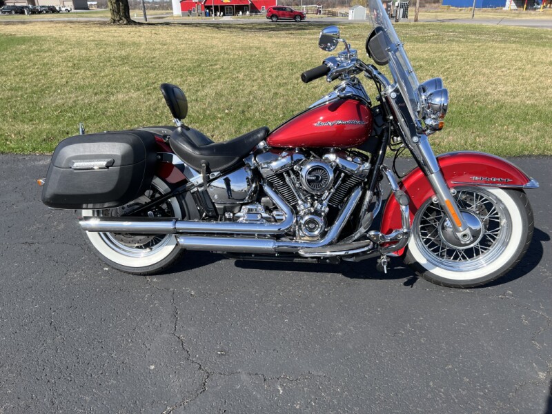 2019 Harley-Davidson<sup>®</sup> Deluxe Wicked Red/Twisted Cherry
