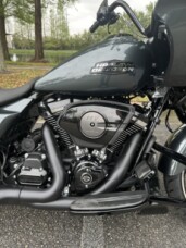 2025 Harley-Davidson<sup>®</sup> Road Glide® thumb 2