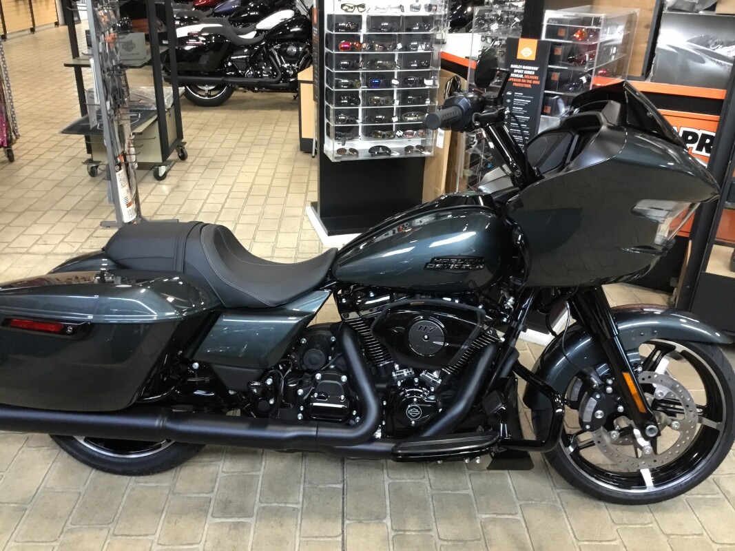 2025 Harley-Davidson Road Glide Iron Horse Metallic - Black Finish