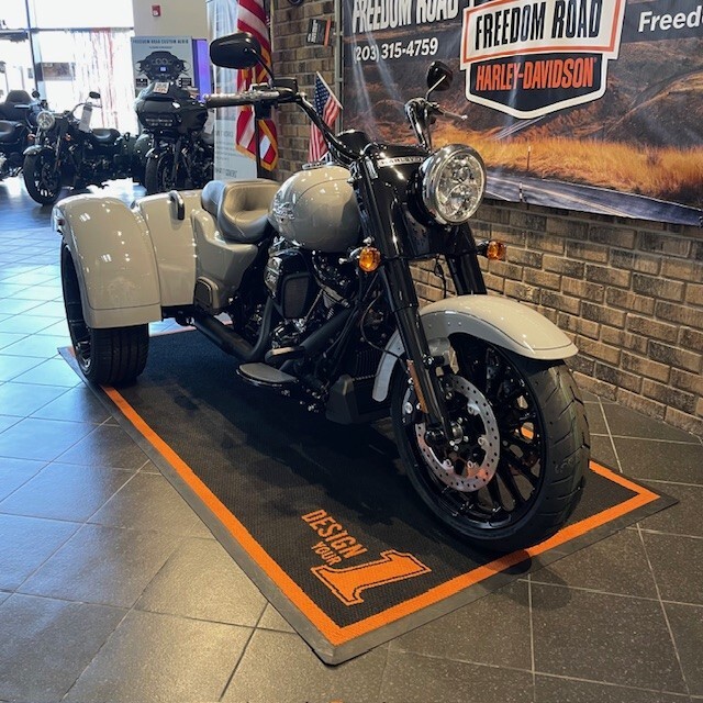 2024 Freewheeler (FLRT) - Photo 2