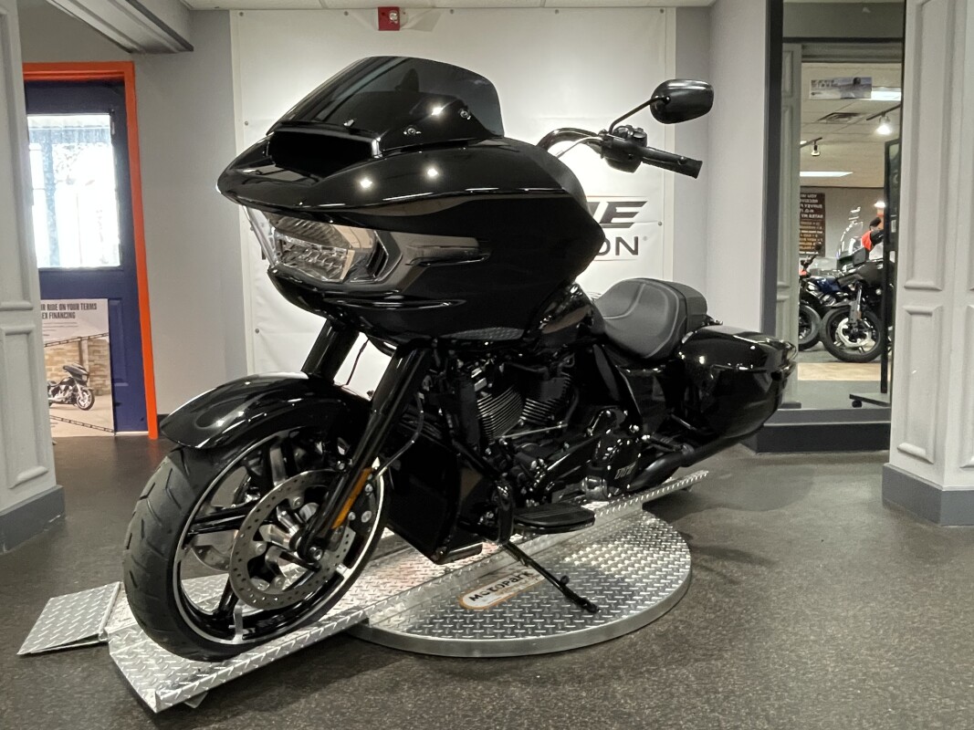 2025 Harley-Davidson Road Glide – Premium Touring Experience - Photo 4