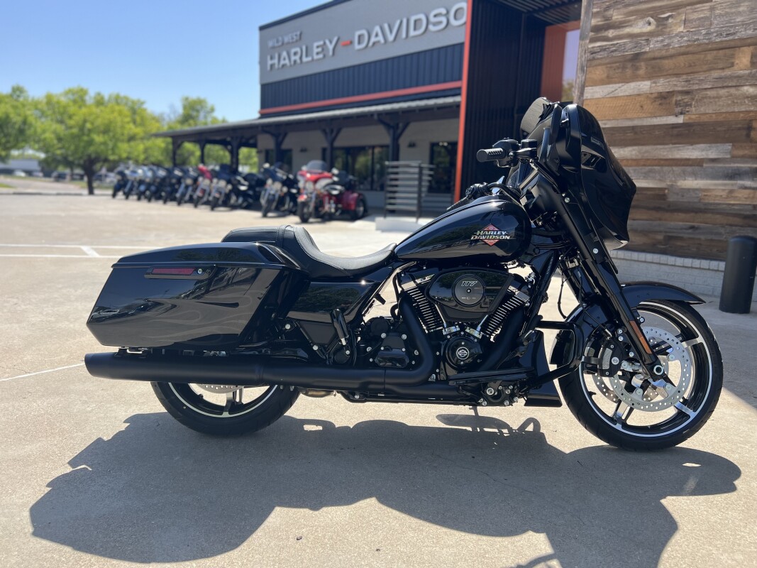 2025 Harley-Davidson Street Glide Midnight Firestorm - Black Finish