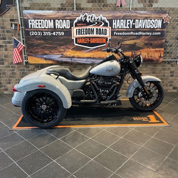 2024 Freewheeler® (FLRT)