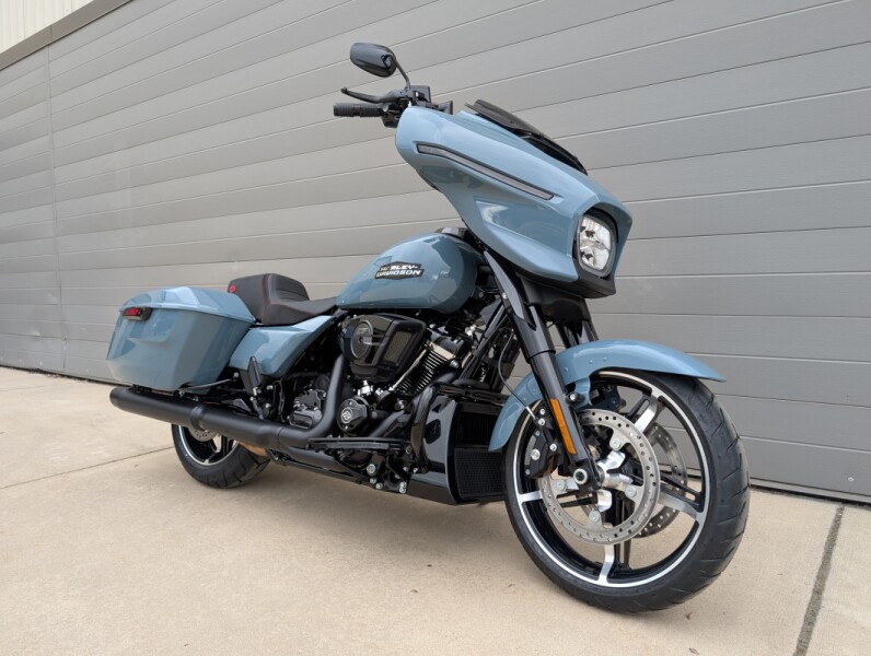 2024 Harley-Davidson<sup>®</sup> Street Glide® Sharkskin Blue