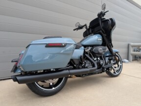 2024 Harley-Davidson<sup>®</sup> Street Glide® Sharkskin Blue thumb 3