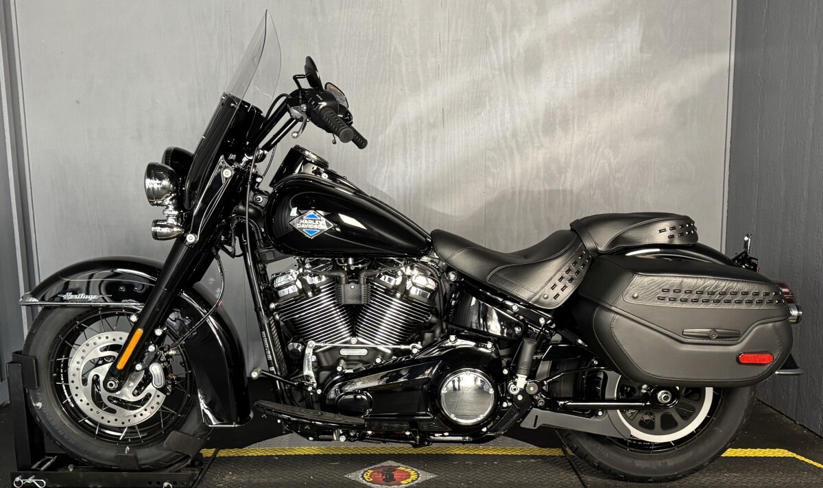 2025 Harley-Davidson Heritage Classic FLHC VIVID BLACK W/ PINSTRIPE - Photo 3