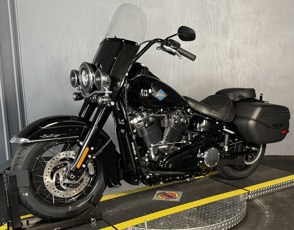 2025 Harley-Davidson Heritage Classic FLHC VIVID BLACK W/ PINSTRIPE - Photo 9