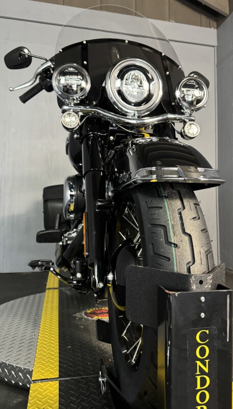 2025 Harley-Davidson Heritage Classic FLHC VIVID BLACK W/ PINSTRIPE - Photo 5