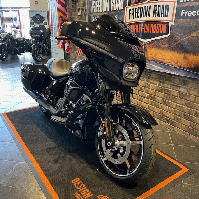 2025 Street Glide (FLHX) - Photo 3