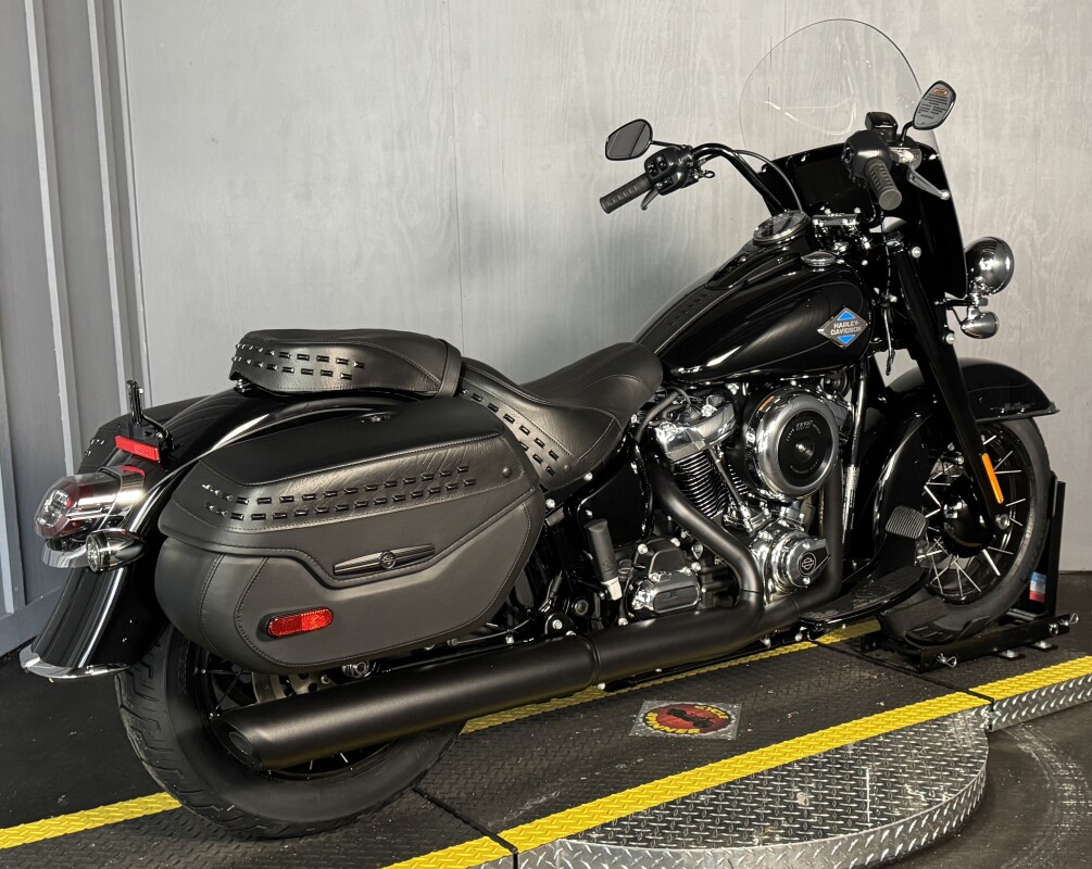 2025 Harley-Davidson Heritage Classic FLHC VIVID BLACK W/ PINSTRIPE - Photo 8