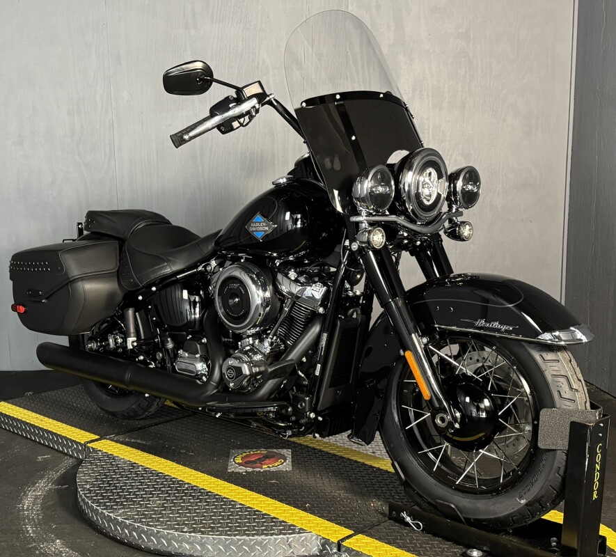 2025 Harley-Davidson Heritage Classic FLHC VIVID BLACK W/ PINSTRIPE - Photo 7