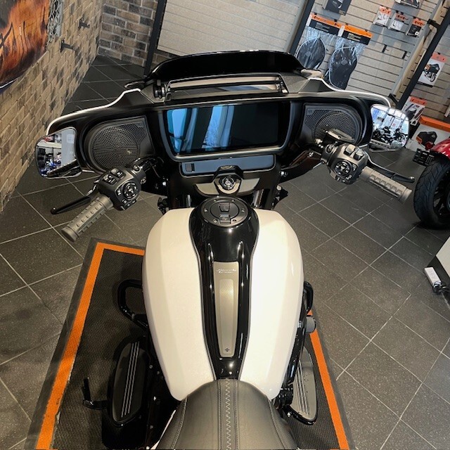 2025 Street Glide (FLHX) - Photo 2