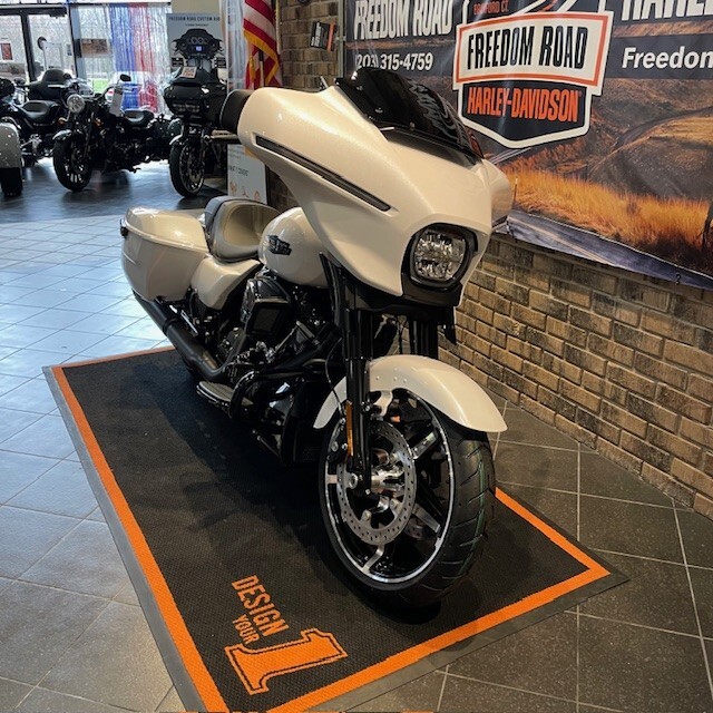 2025 Street Glide (FLHX) - Photo 3