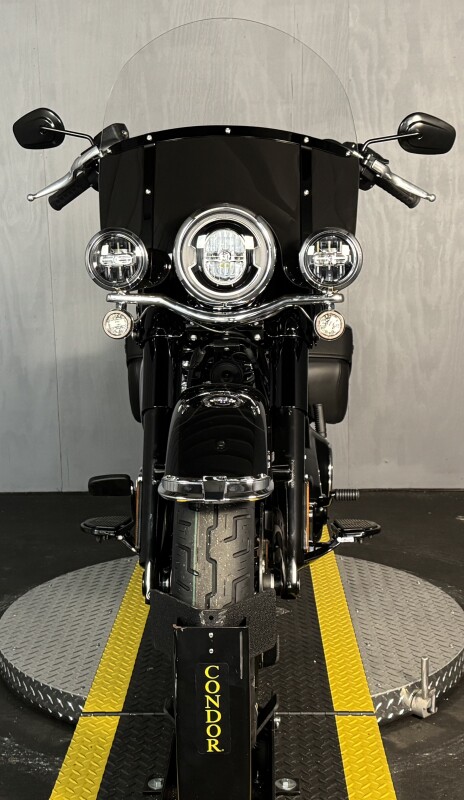 2025 Harley-Davidson Heritage Classic FLHC VIVID BLACK W/ PINSTRIPE - Photo 2