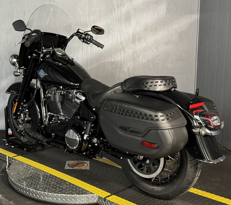 2025 Harley-Davidson Heritage Classic FLHC VIVID BLACK W/ PINSTRIPE - Photo 10