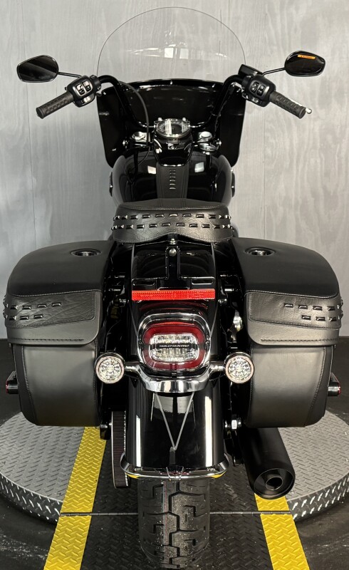2025 Harley-Davidson Heritage Classic FLHC VIVID BLACK W/ PINSTRIPE - Photo 4