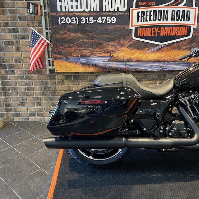 2025 Street Glide (FLHX) - Photo 8