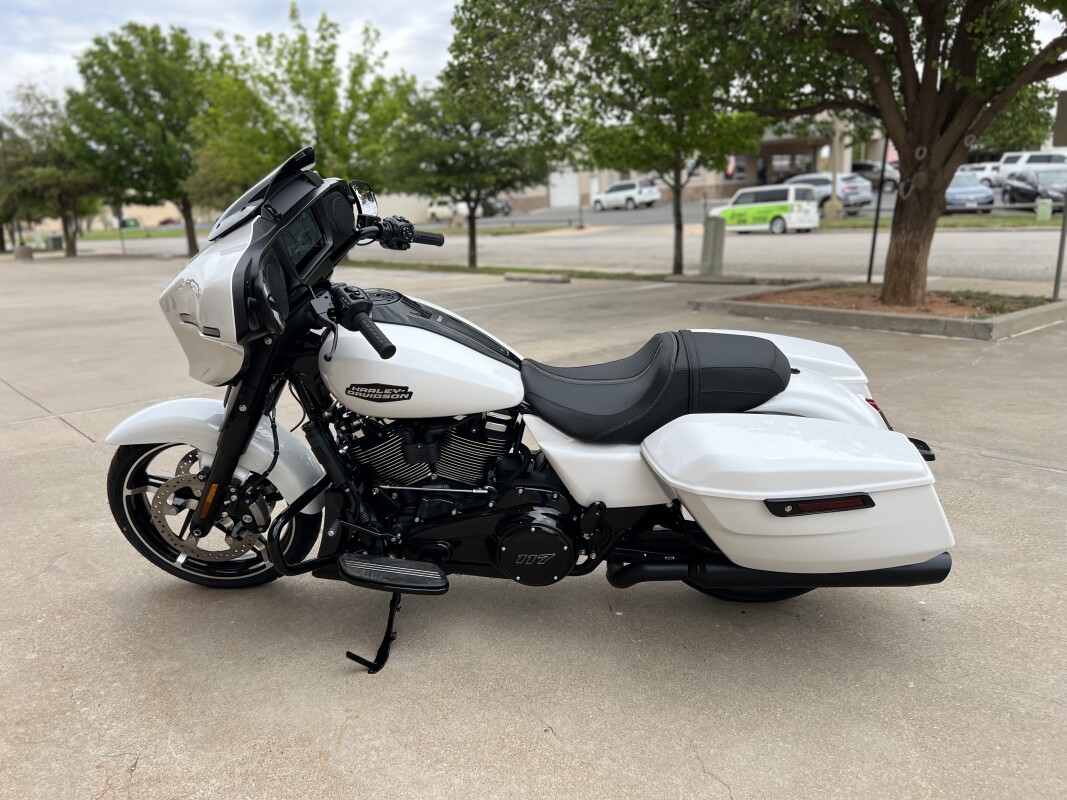 2025 Harley-Davidson Street Glide White Onyx Pearl - Black Finish - Photo 5