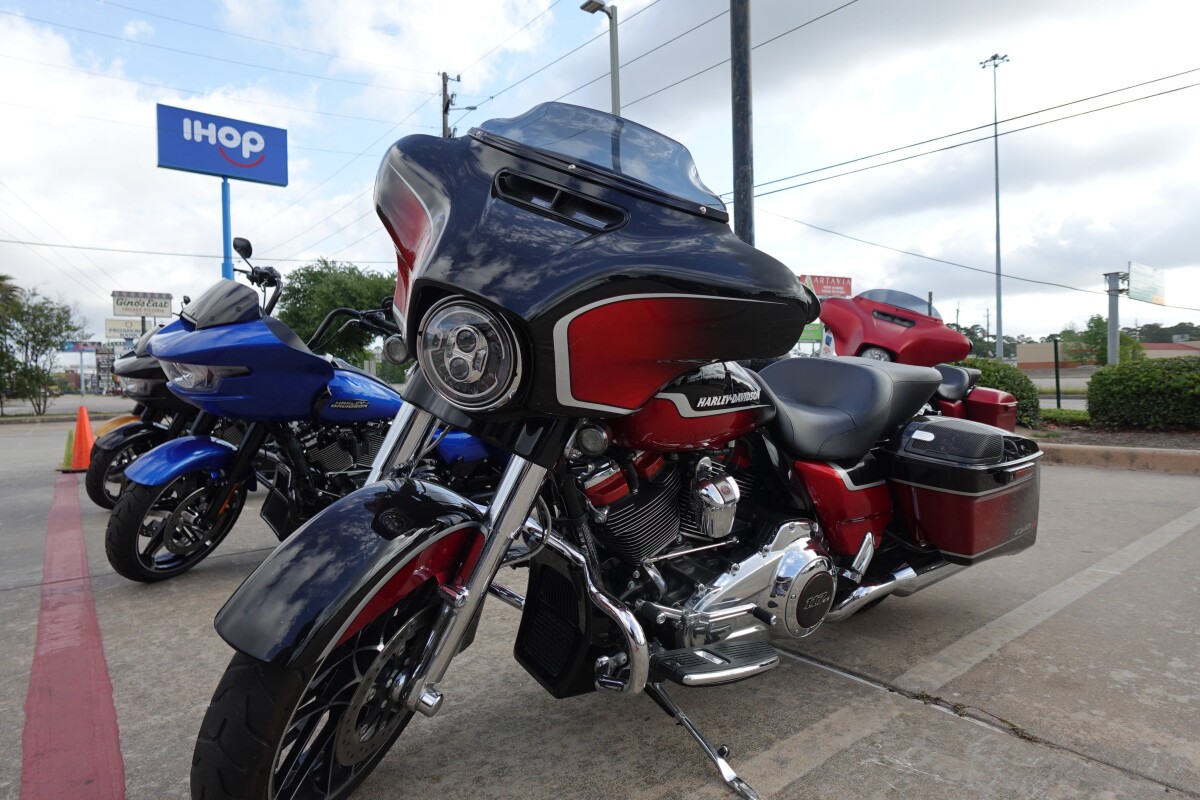 2021 Harley-Davidson CVO Street Glide FLHXSE - Photo 4