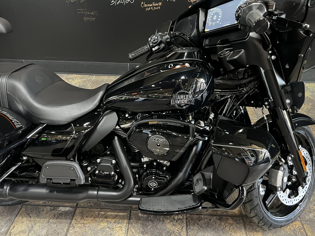 2025 Harley-Davidson Street Glide Ultra Vivid Black - Black Finish - Photo 4