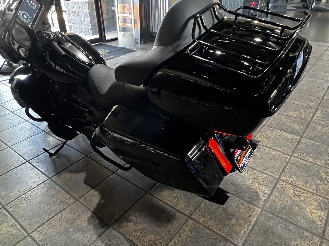 2025 Harley-Davidson Street Glide Ultra Vivid Black - Black Finish - Photo 8