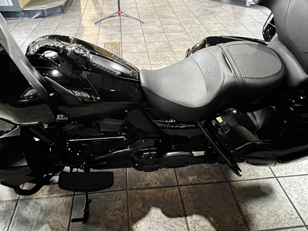 2025 Harley-Davidson Street Glide Ultra Vivid Black - Black Finish - Photo 10