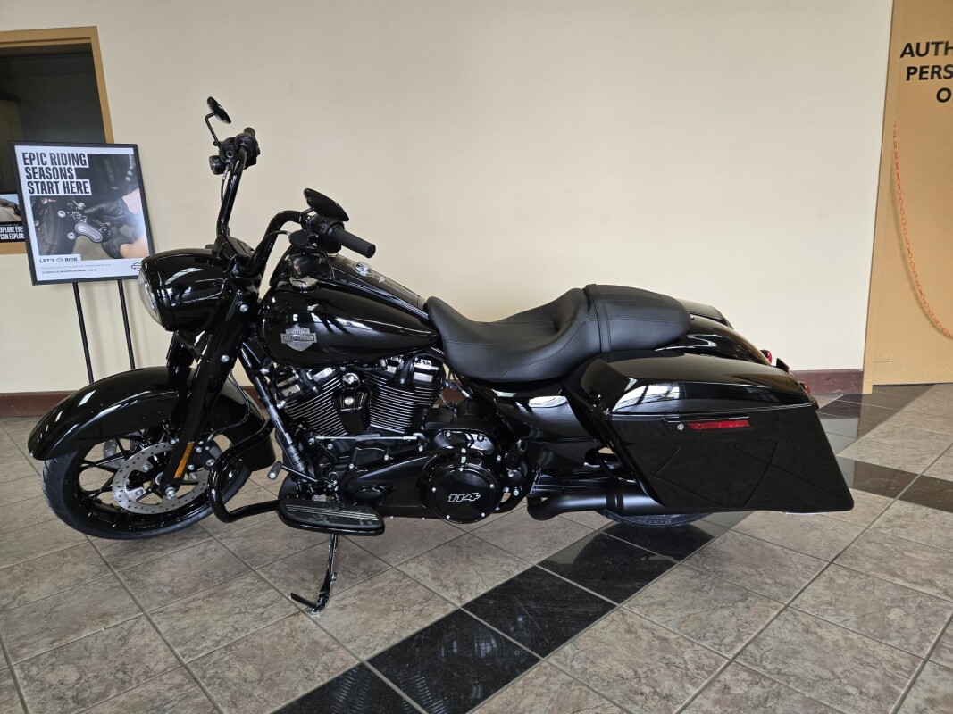 2025 Harley-Davidson Road King Special Vivid Black