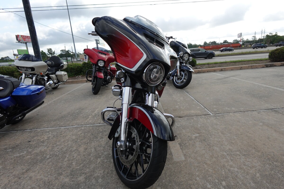 2021 Harley-Davidson CVO Street Glide FLHXSE - Photo 3