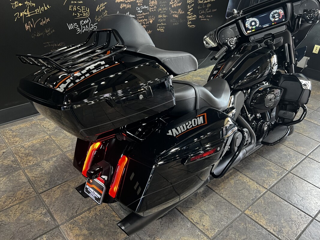 2025 Harley-Davidson Street Glide Ultra Vivid Black - Black Finish - Photo 5