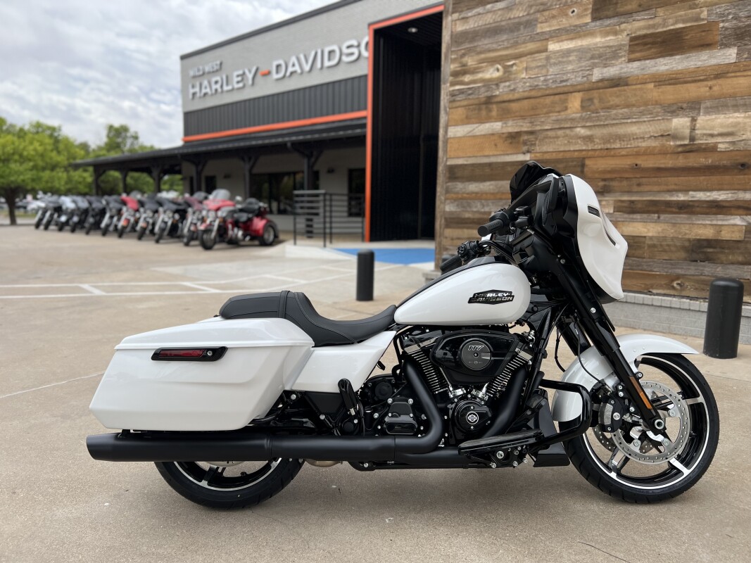 2025 Harley-Davidson Street Glide White Onyx Pearl - Black Finish