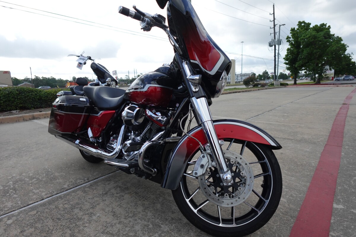 2021 Harley-Davidson CVO Street Glide FLHXSE - Photo 2